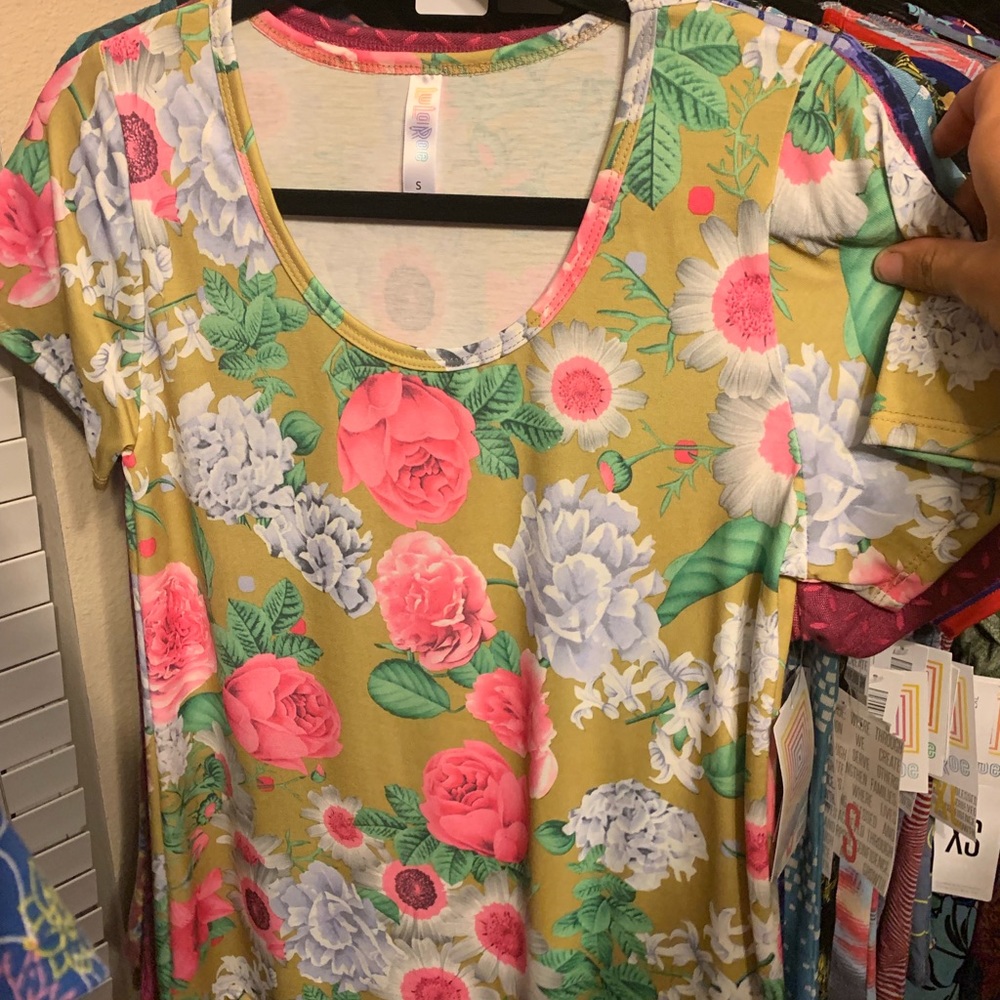 Lularoe small tee